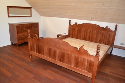 Rustikalna postelja iz masivnega lesa