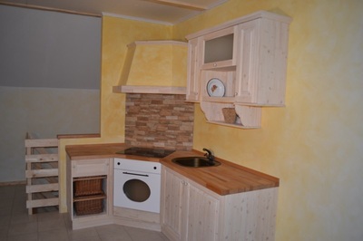 Kuhinja iz smrekovega lesa po naročilu